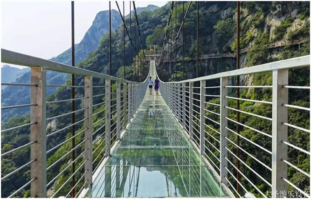 玻璃吊桥生产厂家-大圣游乐设备有限公司