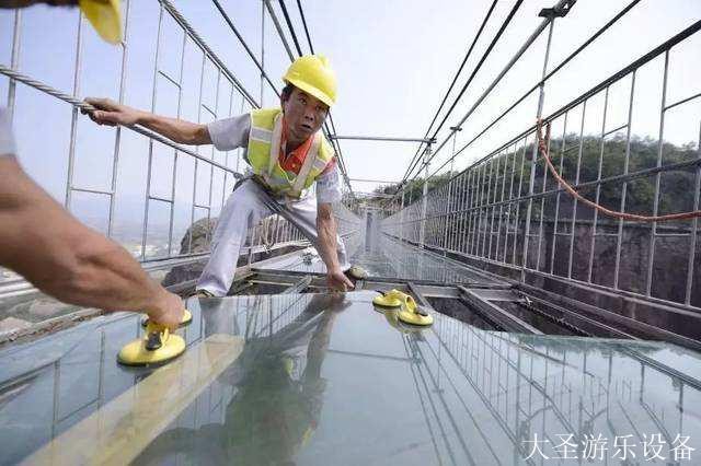 玻璃吊桥-玻璃栈道安全防范维护保养事项