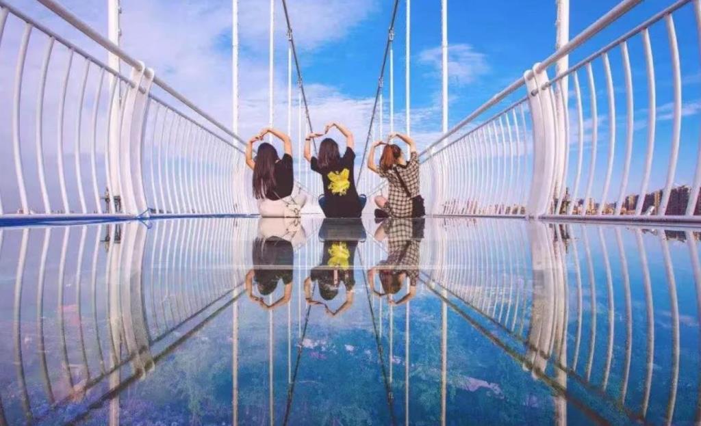 玻璃吊桥厂家大齐建设表示对于玻璃吊桥景区维护要注意以下几点：