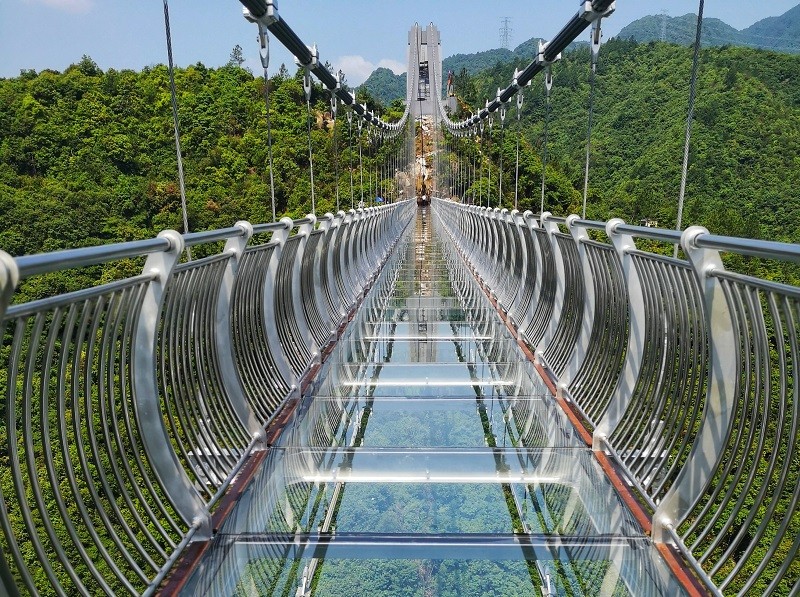 玻璃吊桥给景区带来的体验
